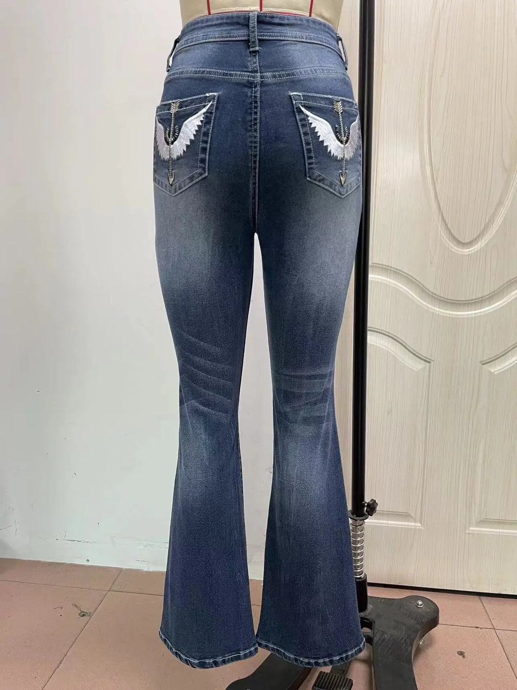 Women's jeans with embroidered pockets, distressed effect, mid-rise waist, slim fit, vintage style.