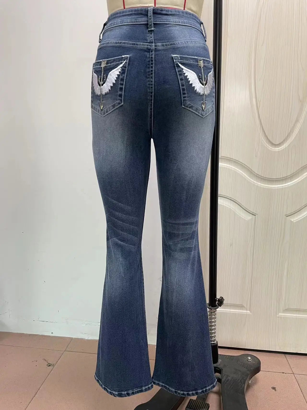 Women's jeans with embroidered pockets, distressed effect, mid-rise waist, slim fit, vintage style.
