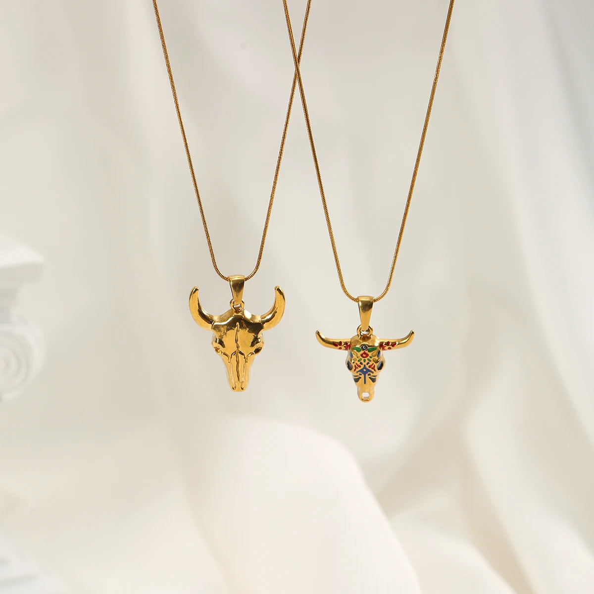 Vintage cowboy punk style pendant necklaces in stainless steel, for men and women.