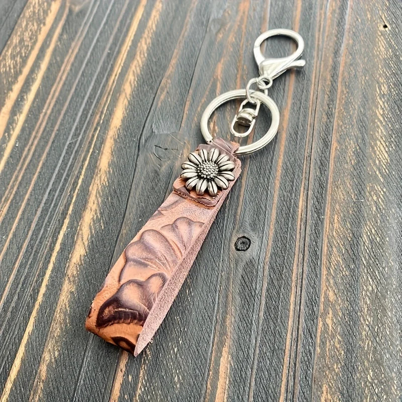 Retro Western-style leather keychain.