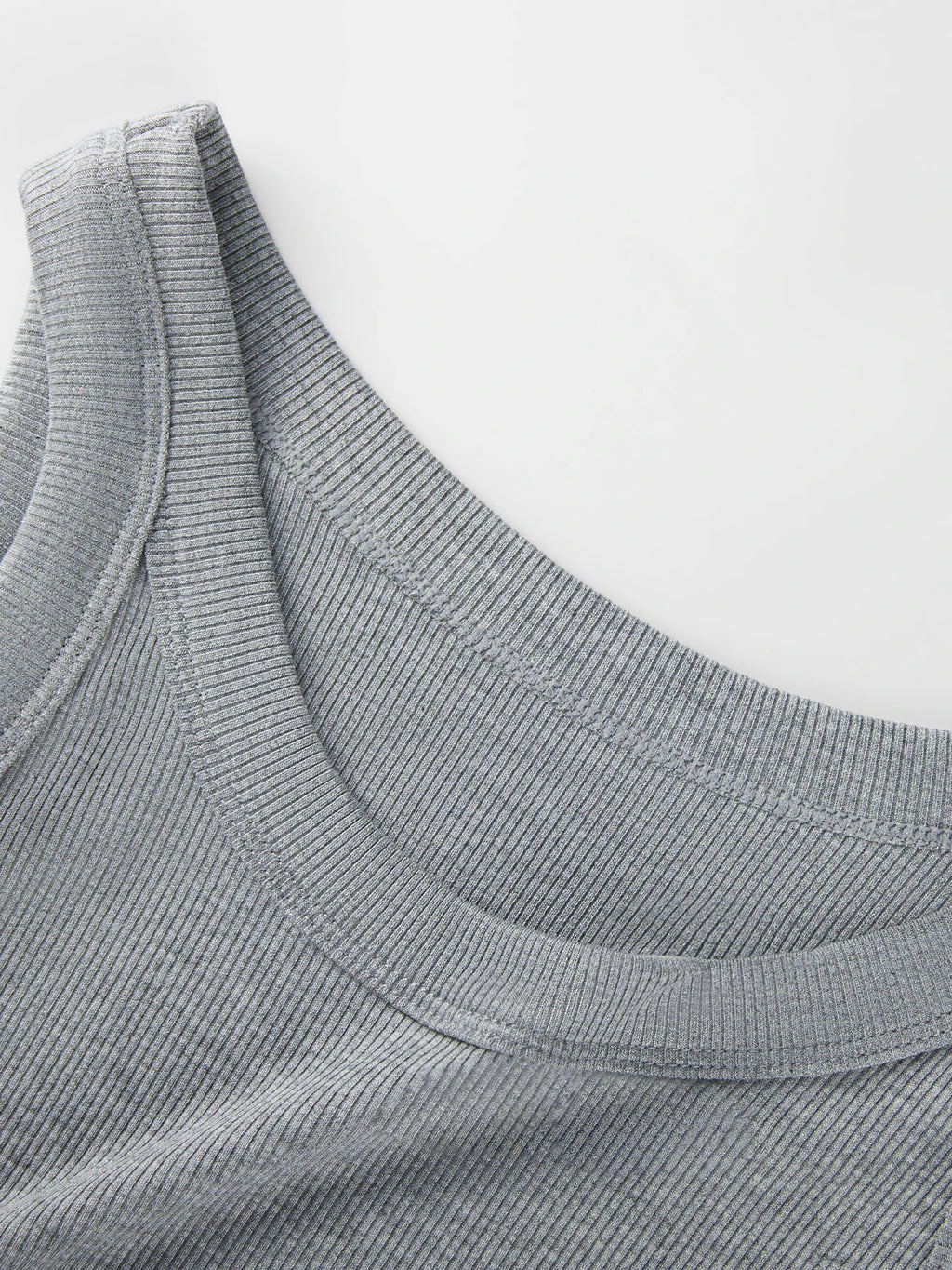 Women's fitted summer tank top, breathable and comfortable, sleeveless, with a slim fit and open back.