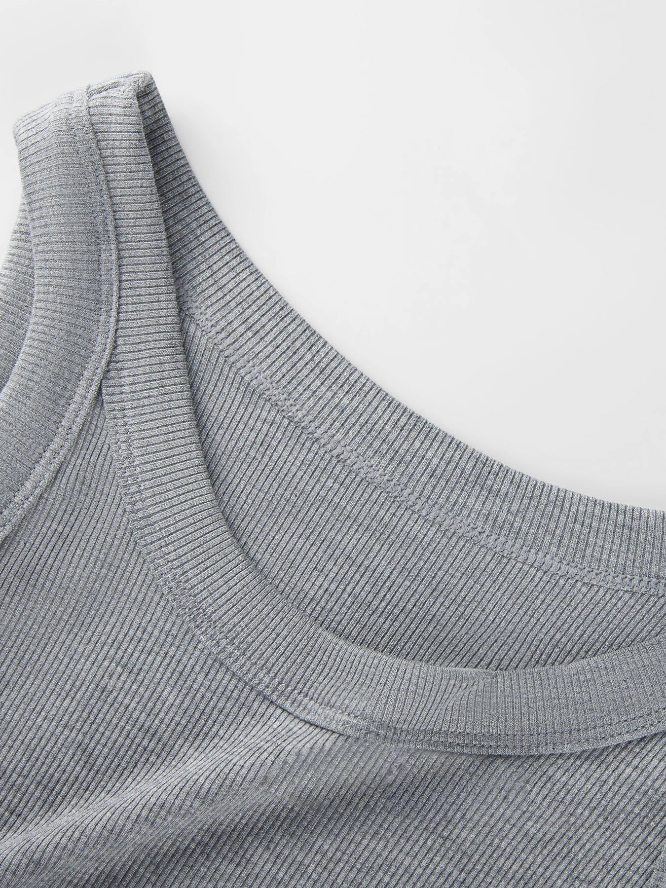 Women's fitted summer tank top, breathable and comfortable, sleeveless, with a slim fit and open back.