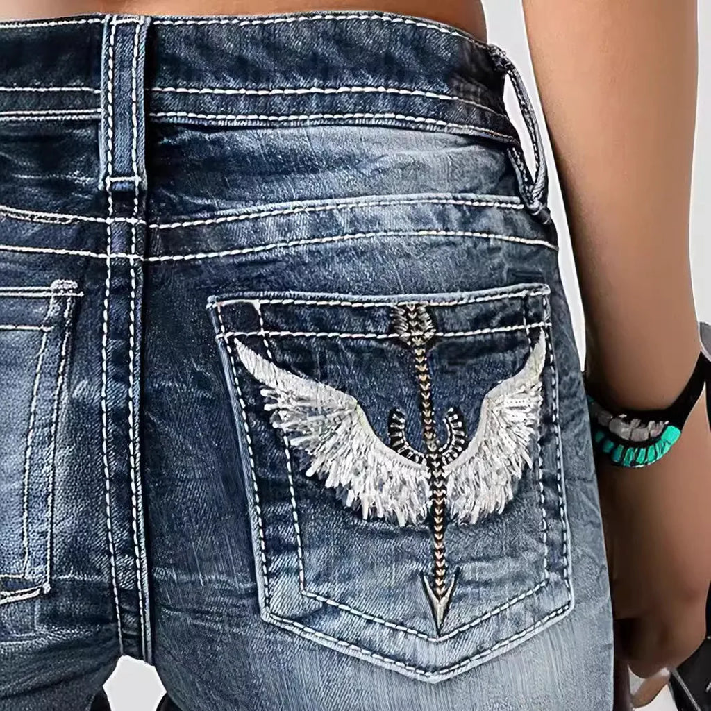 Women's jeans with embroidered pockets, distressed effect, mid-rise waist, slim fit, vintage style.